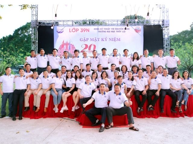 Áo đồng phục giúp tạo sự gắn kết và dễ nhận diện các thành viên trong buổi sự kiện